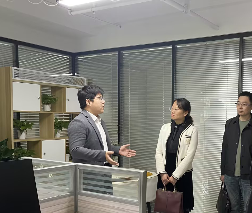 扬州市工信局副局长唐兰一行莅临参观聪明掌柜公司